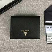 PRADA经典爆款女士短夹 1MV204 黑色散字唛 意大利高等原单十字纹牛皮质感极好 进口镀金金属五金配件 长11.2cm高8.5cm