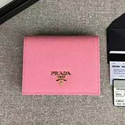 PRADA经典爆款女士短夹 1MV204 樱花粉散字唛 意大利高等原单十字纹牛皮质感极好 进口镀金金属五金配件 长11.2cm高8.5cm