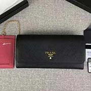 PRADA新款女士翻盖钱夹 彩色皮革衬里 配链条和两个信用卡插袋的可拆卸证章夹 官网同步 1MH132 黑色玫红散字唛 意大利高等原单十字纹牛皮质感极好 进口镀金金属五金配件 长18.7cm高9.5c