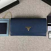 PRADA新款女士翻盖钱夹 彩色皮革衬里 配链条和两个信用卡插袋的可拆卸证章夹 官网同步 1MH132 宝蓝天蓝散字唛 意大利高等原单十字纹牛皮质感极好 进口镀金金属五金配件 长18.7cm高9.5c
