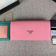 PRADA新款女士翻盖钱夹 彩色皮革衬里 配链条和两个信用卡插袋的可拆卸证章夹 官网同步 1MH132 樱花粉紫红散字唛 意大利高等原单十字纹牛皮质感极好 进口镀金金属五金配件 长18.7cm高9.5