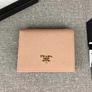 PRADA爆款女士短夹 彩色皮革衬里 专柜新款式 官网同步 1MV204 豆沙色裸粉色散字唛 意大利高等原单十字纹牛皮质感极好 进口镀金金属五金配件 长11.2cm高8.5cm