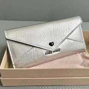 MIUMIU 新品 5MH013专柜新LOVE爱心系列钱包 三折信封长款钱夹多层卡位 百元大钞无须折叠可直放 背面拉链设计 设计实用又时尚里外进口牛皮山羊纹 内压198A size 18 2 8.5