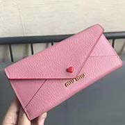 MIUMIU 新品 5MH013专柜新LOVE爱心系列钱包 三折信封长款钱夹多层卡位 百元大钞无须折叠可直放 背面拉链设计 设计实用又时尚里外进口牛皮山羊纹 内压198A size 18 2 8.5