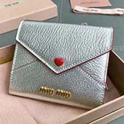 MIUMIU 新品 5MH014专柜新LOVE爱心系列钱包 三折信封短款钱夹多层卡位 百元大钞无须折叠可直放 背面拉链设计 设计实用又时尚里外进口牛皮山羊纹 内压198A size 11 2 9.5
