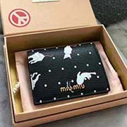 MIUMIU 口袋小钱包 pocket wallet 专柜新款小钱夹今年最fashion的印花设计 5MV204 里外都是进口高端牛皮山羊纹 内压197A 百元钞银行卡硬币零钱通通可以收入其中 siz