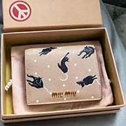 MIUMIU 口袋小钱包 pocket wallet 专柜新款小钱夹今年最fashion的印花设计 5MV204 里外都是进口高端牛皮山羊纹 内压197A 百元钞银行卡硬币零钱通通可以收入其中 siz