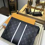 M64440 与日本设计师藤原浩合作设计的Pochette Voyage 融汇品牌传统元素 Monogram花纹 与充满现代感的精致细节 两道反射性条纹与一道黑色条纹 菱纹镶边 口袋缝线 兼具时尚与动