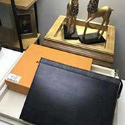 M67736 由Epi皮革与Monogram帆布裁制而成的Pochette Voyage中号手袋是对路易威登经典标识的现代致敬 通过丰富的色彩与材料组合展现品牌特质以及活力风格 既可放入大包袋中 亦可