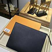 M47544 全皮布纹 黑色 洗漱包 小巧而时髦的中号手袋采用Uta皮革材质 功能多样 既可作为旅行袋放于包中 亦可持于手中 展现时尚风格 宽敞的包内空间加上撑板设计 方便取用私人毕备品 纹路系列注入