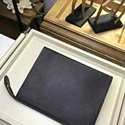M47544 全皮布纹 咖色 洗漱包 小巧而时髦的中号手袋采用Uta皮革材质 功能多样 既可作为旅行袋放于包中 亦可持于手中 展现时尚风格 宽敞的包内空间加上撑板设计 方便取用私人毕备品 纹路系列注入