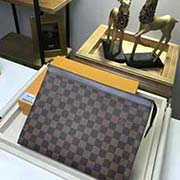 N41696 咖 由全新标志性黑灰Monogram Eclipse帆布裁制而成 风格硬朗的全新Pochette Voyage中号手袋可轻松收纳个人毕备物品26x20x5cm