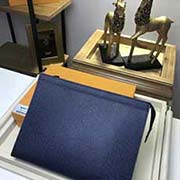 M30677 兰色 小巧而时髦的Pochette Voyage中号手袋采用Taiga皮革材质 功能多样 既可作为旅行袋放于包中 亦可持于手中 展现时尚风格 宽敞的包内空间加上撑板设计 方便取用私人毕备