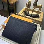 M30675 黑色 小巧而时髦的Pochette Voyage中号手袋采用Taiga皮革材质 功能多样 既可作为旅行袋放于包中 亦可持于手中 展现时尚风格 宽敞的包内空间加上撑板设计 方便取用私人毕备