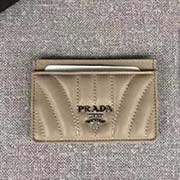 PRADA信用卡夹 配三个夹层 专柜最新款式 官网同步 1MC208 裸粉绣线散字唛 意大利高端原单纳帕牛皮质感极好 原单 长10.5cmx高7cm