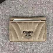 PRADA信用卡夹 配三个夹层 专柜新款式 官网同步 1MC208 裸粉绣线散字唛 意大利高等原单纳帕牛皮质感极好 原单 长10.5cmx高7cm
