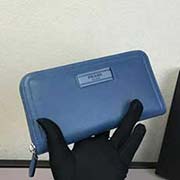  1ML317 烫压Logo PRADA单拉链钱包 官网同步 代工号224内码 意大利高等鹿纹牛皮质感极好 长19 高10.5宽2.8cm 鹿纹牛皮钴蓝色