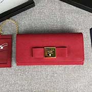PRADA女士翻盖钱夹 配链条和两个信用卡插袋的可拆卸证章夹 专柜新款式 官网同步 1MH132 大红方块蝴蝶结 意大利高等原单十字纹牛皮质感极好 进口镀金金属五金配件 质量手感一流 长18.7cm