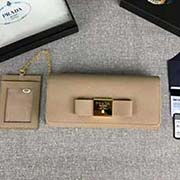 PRADA女士翻盖钱夹 配链条和两个信用卡插袋的可拆卸证章夹 专柜新款式 官网同步 1MH132 豆沙色方块蝴蝶结 意大利高等原单十字纹牛皮质感极好 进口镀金金属五金配件 质量手感一流 长18.7c
