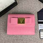 PRADA女士短款翻盖钱夹 专柜新款式 官网同步 1MH840 樱花粉方块蝴蝶结 意大利高等原单十字纹牛皮质感极好 进口黄铜厚金电镀金属五金配件 质量手感一流 长12cm高8.5cm