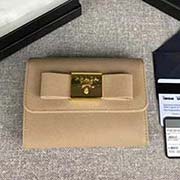 PRADA女士短款翻盖钱夹 专柜新款式 官网同步 1MH840 豆沙色方块蝴蝶结 意大利高等原单十字纹牛皮质感极好 进口黄铜厚金电镀金属五金配件 质量手感一流 长12cm高8.5cm