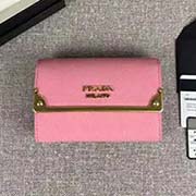 PRADA女士短款翻盖钱夹 专柜新款式 官网同步 1MH840 樱花粉长包条五金 意大利高等原单十字纹牛皮质感极好 进口黄铜厚金电镀金属五金配件 质量手感一流 长12cm高8.5cm