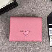PRADA爆款女士短夹 专柜新同色标志 官网同步 1MV204 樱花粉同色标志 意大利高等原单十字纹牛皮质感极好 长11.2cm高8.5cm
