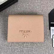 PRADA爆款女士短夹 专柜新同色标志 官网同步 1MV204 裸粉同色标志 意大利高等原单十字纹牛皮质感极好 长11.2cm高8.5cm