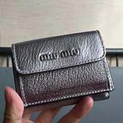 MIUMIU 5MH020专柜最新系列钱包 三折短款钱夹拼色设计 隔层内添加三个卡位 百元大钞无须折叠可直放 正面隔层可放多张卡或零钱 设计实用又时尚小小个超能装 里外进口牛皮山羊纹 9.5X7Cm