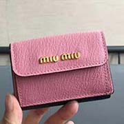 MIUMIU 5MH020专柜新系列钱包 三折短款钱夹拼色设计 隔层内添加三个卡位 百元大钞无须折叠可直放 正面隔层可放多张卡或零钱 设计实用又时尚小小个超能装 里外进口牛皮山羊纹 9.5X7Cm