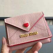 MIUMIU 5MH020专柜新LOVE爱心系列钱包 三折信封短款钱夹隔层内添加三个卡位 百元大钞无须折叠可直放 正面隔层可放多张卡或零钱 设计实用又时尚小小个超能装 里外进口牛皮山羊纹 9.5X7