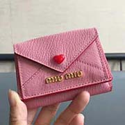 MIUMIU 5MH020专柜新LOVE爱心系列钱包 三折信封短款钱夹隔层内添加三个卡位 百元大钞无须折叠可直放 正面隔层可放多张卡或零钱 设计实用又时尚小小个超能装 里外进口牛皮山羊纹 9.5X7