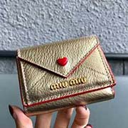 MIUMIU 5MH020专柜新LOVE爱心系列钱包 三折信封短款钱夹隔层内添加三个卡位 百元大钞无须折叠可直放 正面隔层可放多张卡或零钱 设计实用又时尚小小个超能装 里外进口牛皮山羊纹 9.5 7