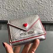 MIUMIU 5MH020专柜新LOVE爱心系列钱包 三折信封短款钱夹隔层内添加三个卡位 百元大钞无须折叠可直放 正面隔层可放多张卡或零钱 设计实用又时尚小小个超能装 里外进口牛皮山羊纹 9.5 7