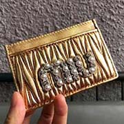 MIUMIU 新品 5MC208 专柜新珍珠钻扣系列卡包 珍珠与水钻搭配标志性MIU logo标 精美时尚 小巧精致 双面卡位 设计实用又时尚采用高等进口羊皮 里外全皮