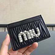 MIUMIU 新品 5MC208 专柜新珍珠钻扣系列卡包 珍珠与水钻搭配标志性MIU logo标 精美时尚 小巧精致 双面卡位 设计实用又时尚采用高等进口羊皮 里外全皮