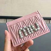 MIUMIU 新品 5MC208 专柜新珍珠钻扣系列卡包 珍珠与水钻搭配标志性MIU logo标 精美时尚 小巧精致 双面卡位 设计实用又时尚采用高等进口羊皮 里外全皮