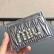MIUMIU 新品 5MC208 专柜新珍珠钻扣系列卡包 珍珠与水钻搭配标志性MIU logo标 精美时尚 小巧精致 双面卡位 设计实用又时尚采用高等进口羊皮 里外全皮