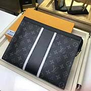 M64440 与日本设计师藤原浩合作设计的Pochette Voyage 融汇品牌传统元素 Monogram花纹 与充满现代感的精致细节 两道反射性条纹与一道黑色条纹 菱纹镶边 口袋缝线 兼具时尚与动