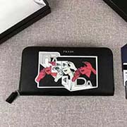 2018新漫画印象系列PRADA男士单拉链钱包 专柜新款式 官网同步 2ML317 黑色漫画印象 意大利高等原单十字纹牛皮质感极好 融入漫画元素的设计