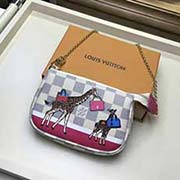 M62200 白格 无论放于其他手袋还是单独携带 Mini Pochette Accessoires均是引人注目的时尚亮点 搭配经典路易威登手袋的长颈鹿图案风格可爱 为 实用手袋增添生动活泼的装饰特色