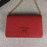 PRADA女士新款空姐包 可拆卸金属链肩带 磁扣扣合 一个带有外镜的小口袋 专柜新款式 官网同步 1BP012 大红 意大利高等原单十字纹牛皮质感极好 原单进口厚金电镀五金配件 用相同完成的金属标