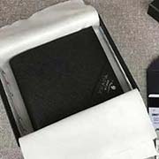 PRADA经典男士短款钱夹 四个卡位 一个零钱袋夹层 两个大钞位 官网同步 2M0738 黑色边角散字唛 意大利高等原单十字纹牛皮质感极好 长11cm高9.5cm