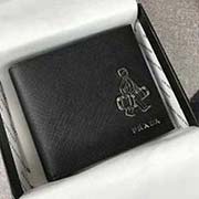 PRADA经典爆款男士短款钱夹 八个卡位 两个大钞位 官网同步 2M0513 黑色小公仔 意大利高等原单十字纹牛皮质感极好 长11cm高9.5cm