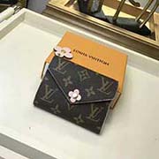 M62360 小花 芭蕾粉 小巧的Victorine钱夹是适宜随身携带的上上之选 标志性Monogram帆布搭配多彩皮革内衬 风格时尚 极为实用的设计 12x2x9cm