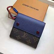 M63041 2018春夏时装秀的新品 出自男装艺术总监Kim Jones之手 极富工艺质感的运动风格设计 极为实用的短款钱夹以标志性Monogram帆布搭配登山者扣环式的彩色金属饰件 9.5 x