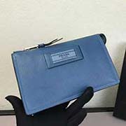 1ND009烫压唛头 PRADA手拿包 官网同步 意大利高等压纹牛皮质感极好走线 长19.5高11.7cm 鹿纹牛皮钴蓝