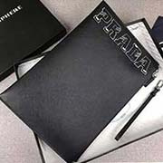 PRADA限量版手包 专柜新款式 官网同步 2NG001 黑色 意大利高等原单十字纹牛皮质感极好 内里进口羊皮 原单Lampo拉链 原单 特别的大字唛设计凸显个性 时尚 长35.5cmx高23.5c