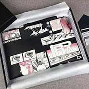 2018新漫画印象系列PRADA限量版男士手包 专柜新款式 官网同步 2NG001 黑色漫画印象 意大利高等原单小牛皮质感极好 内里进口羊皮 原单Lampo拉链 原单 融入漫画元素的设计 长35.