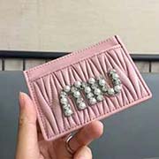 MIUMIU 新品 5MC208 专柜新珍珠钻扣系列卡包 珍珠与水钻搭配标志性MIU logo标 精美时尚 小巧精致 双面卡位 设计实用又时尚采用高等进口羊皮 里外全皮